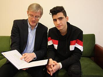 Hossein darf   bis zum Ende seiner Ausbildung Anfang 2023 jedenfalls sicher nicht abgeschoben.  Unser Bild zeigt ihn mit Pfarrer J&uuml;rgen Singer. Foto: Archiv/Alexander Hartmann