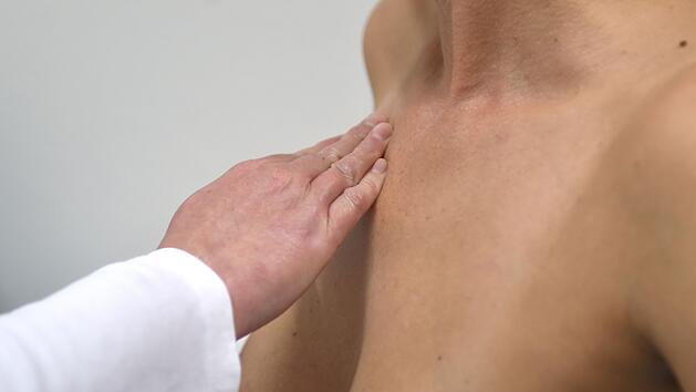 Brustkrebs ist die häufigste Krebsform, an der Frauen erkranken. Da Knoten in der Brust erstmal keine Schmerzen verursachen, ist es wichtig, sich regelmäßig abzutasten.