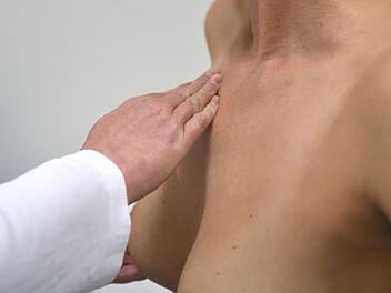 Brustkrebs ist die häufigste Krebsform, an der Frauen erkranken. Da Knoten in der Brust erstmal keine Schmerzen verursachen, ist es wichtig, sich regelmäßig abzutasten.