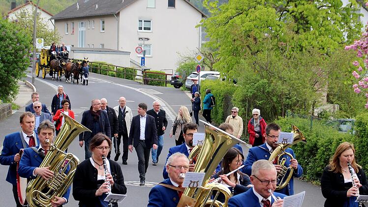 Kleiner Festzug in Bad Bocklet zu Ehren der Postkutsche.