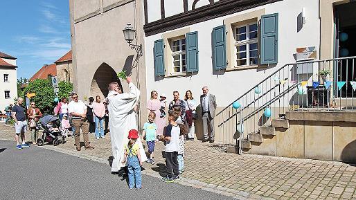 Weihe der Kinderkrippe „Mäuseturm“ durch Pfarrvikar Philipp Janek unter Beteiligung der Kinder