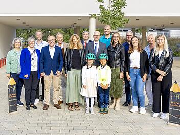 Stadt Bad Kissingen schenkt 228 Erstklässlern Fahrradhelme für den Schulweg