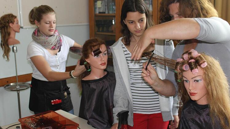 Friseurmeisterin Daniela Erhard gibt Laura und Lena (von links) einige Tipps. Foto: may