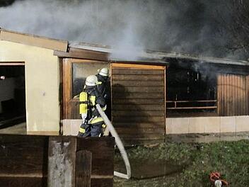Im Januar brannte ein an eine Doppelgarage angebauter Holzschuppen in Ebensfeld (Bild), am vergangenen Sonntag waren es Paletten auf einem Firmengelände. Nun soll ein Einheimischer die Brandstiftungen gegenüber der Polizei zugegeben haben. Archivfoto: Polizeipräsidium Oberfranken