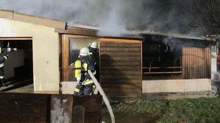 Im Januar brannte ein an eine Doppelgarage angebauter Holzschuppen in Ebensfeld (Bild), am vergangenen Sonntag waren es Paletten auf einem Firmengelände. Nun soll ein Einheimischer die Brandstiftungen gegenüber der Polizei zugegeben haben. Archivfoto: Polizeipräsidium Oberfranken