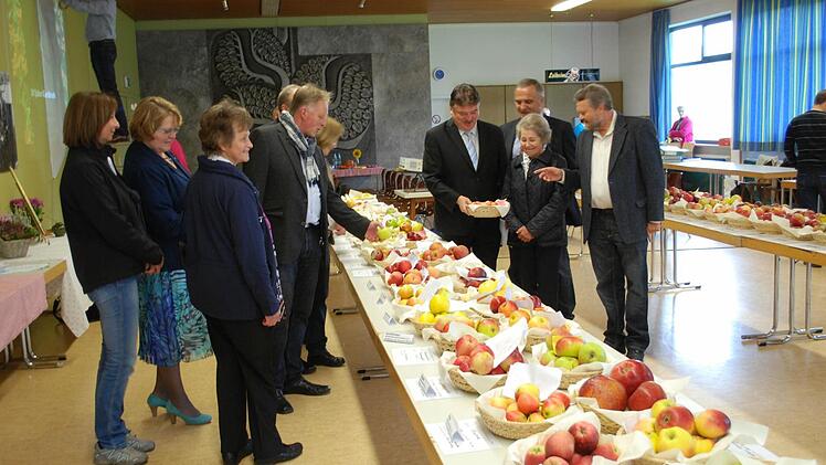 Kreisfachberater Friedhelm Haun, Lucie Hofmann, Günther Reif, Landrat Klaus Peter Söllner (von rechts) und weitere Gäste.  Foto: Karl Klippel