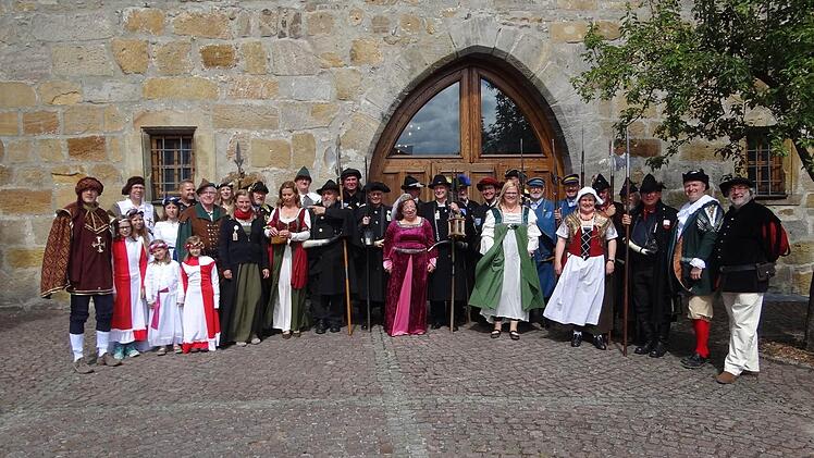 Die Türmer und Nachtwächter mit den schön gewandeten Stadträten.