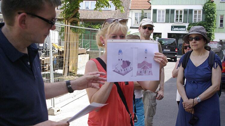 Bürgermeister Armin Warmuth (links) und Stadtarchivarin Elfriede Böck erläuterten an einer Skizze, wie die "Neuen Kirche" am Viehmarkt ausgesehen haben könnte, deren Überreste ausgegraben wurden. Foto: Winfried Ehling