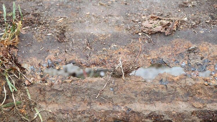 An einigen Stahlschwellen sind erhebliche Schäden zu erkennen. Foto: Ulrike Müller