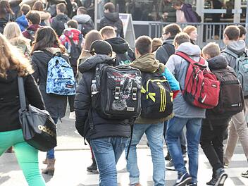 Schule aus! Ab zum Bus! Nicht überall geht es so schnell. Wie lange sollten Schüler warten müssen?  Foto: bcs