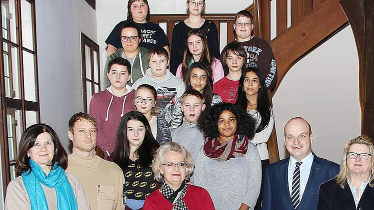 14 neue Schülerlotsen der Freiherr-von-Lutz-Mittelschule bekamen im Rathaus ihre Ausweise. Unser Bild zeigt auf der Treppe die jungen Leute und im Vordergrund Dagmar Mayer-Balling, Stefan Löhser, Petra Georg, Michael Kastl und Ulrike von der Tann.  Foto: Dieter Britz