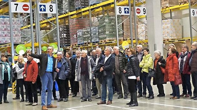 Gro&szlig;e Hallen und hoch gestapelte Paletten: Das bekamen die Besucher im Zentrallager des Discounters zu sehen. Foto: KEG Forchheim