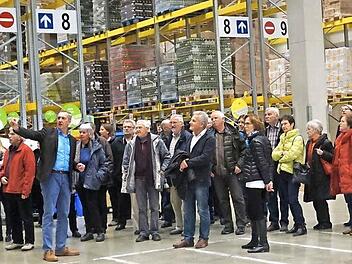 Große Hallen und hoch gestapelte Paletten: Das bekamen die Besucher im Zentrallager des Discounters zu sehen. Foto: KEG Forchheim
