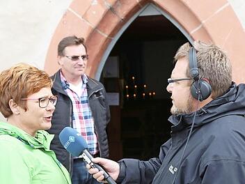 Anja Gebhardt, Otto Roppelt und Heiner Gremer (v. li.) vor der Kapelle.