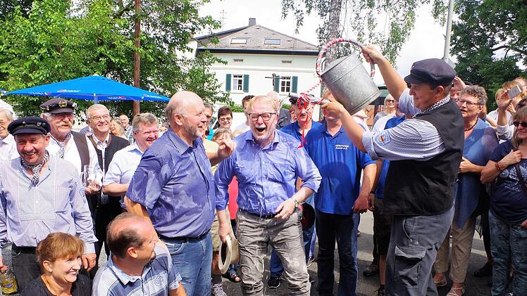 Genüsslich nahm Floßmeister Michael Thiemann mit Rodachwasser die Flößertaufe unter anderem bei MdB Hans Michaelbach vor. Links im Bild Bürgermeister Norbert Gräbner und Vorsitzender Friedrich Fricke.  Foto: Gerd Fleischmann
