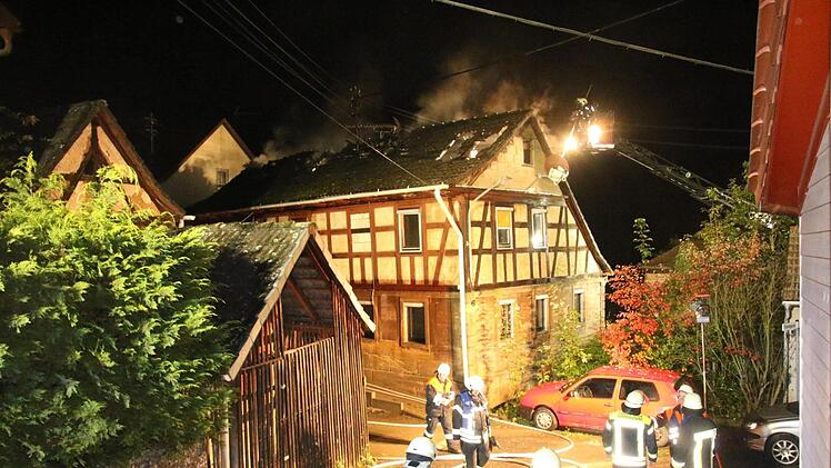 Ein Feuer im Seßlacher Ortsteil  Autenhausen sorgte am  Freitagabend für einen Großeinsatz.  Der Hausbewohner und zwölf Feuerwehrmänner wurden verletzt. Foto: Michael Stelzner