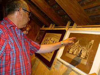 Michael Niedermaier vom Oberen Gärtnerverein sucht in einemGruppenbild identifizierbare Gesichter.                Fotos: Marion Krüger-Hundrup