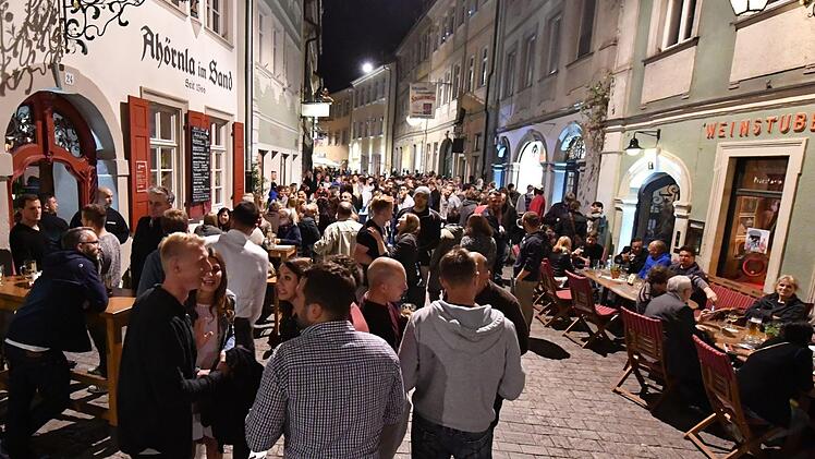 Anwohner berichten von Problemen mit rücksichtslosen Nachtschwärmern. Ein schwelender Konflikt, der vor allem auf den "Sauftourismus" zurückgeführt wird. Die Gastronomen sind bereits um Rücksichtnahme bemüht, stoßen aber an ihre Grenzen.  Foto: Ronald Rinklef/Archiv