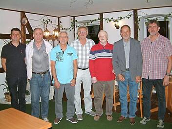Der FC Nordhalben hat mit Oswin Michel, Roland Witurka und Gerhard Wachter (ab Vierter von links) drei neue Ehrenmitglieder. Michel und Wachter wurden zudem für 50 Jahre Treue geehrt, ebenso wie (von links) Hans-Michael Köstner, Hilmar Stumpf und Reiner Kürschner. Rechts Vorsitzender Helmut Hellgoth