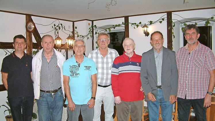 Der FC Nordhalben hat mit Oswin Michel, Roland Witurka und Gerhard Wachter (ab Vierter von links) drei neue Ehrenmitglieder. Michel und Wachter wurden zudem für 50 Jahre Treue geehrt, ebenso wie (von links) Hans-Michael Köstner, Hilmar Stumpf und Reiner Kürschner. Rechts Vorsitzender Helmut Hellgoth