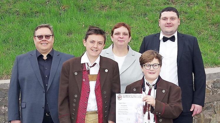 Luca Wachter (Zweiter von links) und Jamie Tries (Zweiter von rechts) meisterten das Leistungsabzeichen D 1. Die Freude beim Musikverein Steinberg mit seinem Vorsitzenden Florian Neder (rechts), dessen Stellvertreterin Andrea Baierlipp (Mitte) und Dirigent Valerij Efremov (links) darüber ist groß.  Foto: Heike Schülein