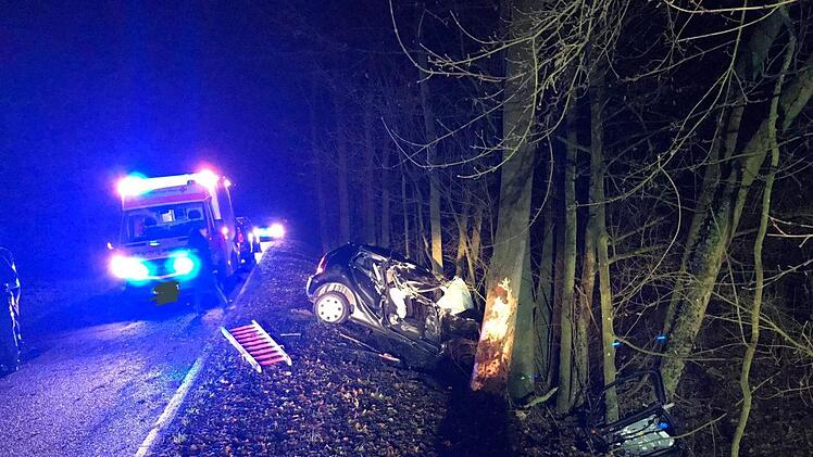 Zwei Ersthelfer waren bei Greßhausen zum Glück gleich vor Ort. Sonst ist die Straße nicht sehr oft befahren.