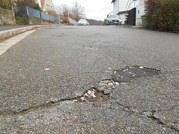 Es gibt im Landkreis Gemeinden, die nicht wissen, wie sie  den dringend nötigen  Ausbau ihrer Straßen finanzieren sollen. Foto: Walter Hanslok