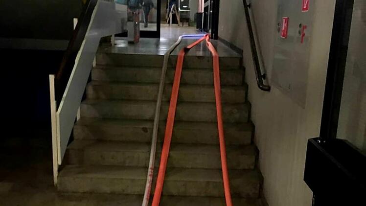 Wasserrohrbruch in Spardorf: Feuerwehr muss helfen, Emil-von-Behring-Gymnasium von Wasser zu befreien