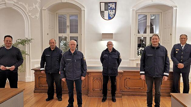 Langj&auml;hrige Mitglieder der Sicherheitswacht wurden geehrt; im Bild (von links) Oberb&uuml;rgermeister Ingo Lehmann, Markus Winkler, Werner Agly, Gerhard B&ouml;hnisch, J&ouml;rg Angermann und Peter H&uuml;bner von der Polizeiinspektion Kulmbach