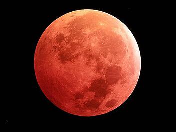 Bei dieser Mondfinsternis leuchtet der verdunkelte Erdtrabant in kupferroter Farbe.