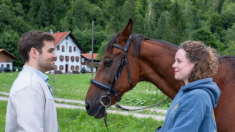 Zwischen Dr. Jasper Graf (Lucas Reiber) und Elli Kempfer (Klara Deutschmann) entsteht von Beginn an eine besondere Beziehung.