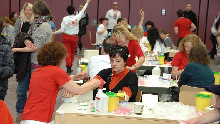 Viele Helfer, viele potenzielle Spender: Wegen des enormen Ansturmes wurden Überstunden geschoben bzw. "gespritzt".