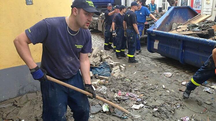 Die Coburger THWler befreiten unter anderem Straßen in Passau von Schlamm und Unrat, den das Hochwasser hinterlassen hat. Das Ausmaß der Schäden habe jede Vorstellung übertroffen. Fotos: THW