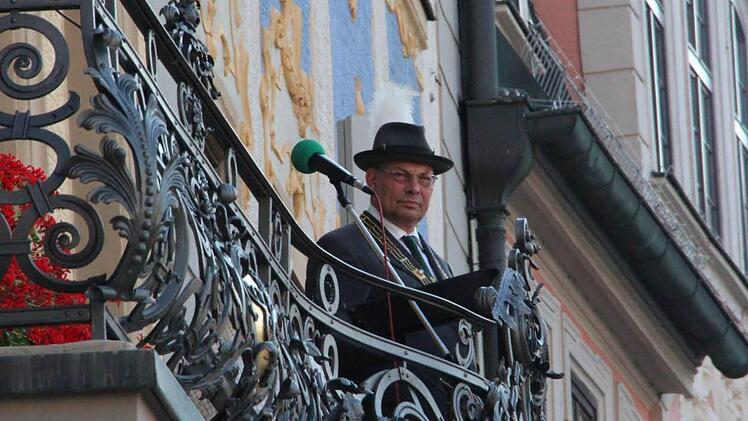 Bürgermeister Hans-Heinrich Ulmann wartete auf dem Rathausbalkon.