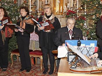 Waldemar Kolb mit dem Dreigesang und der Stubenmusik  Foto: Erlwein