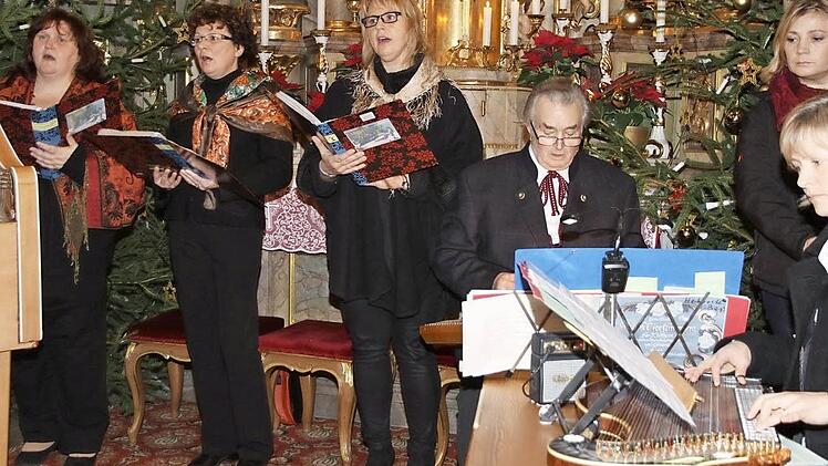 Waldemar Kolb mit dem Dreigesang und der Stubenmusik  Foto: Erlwein
