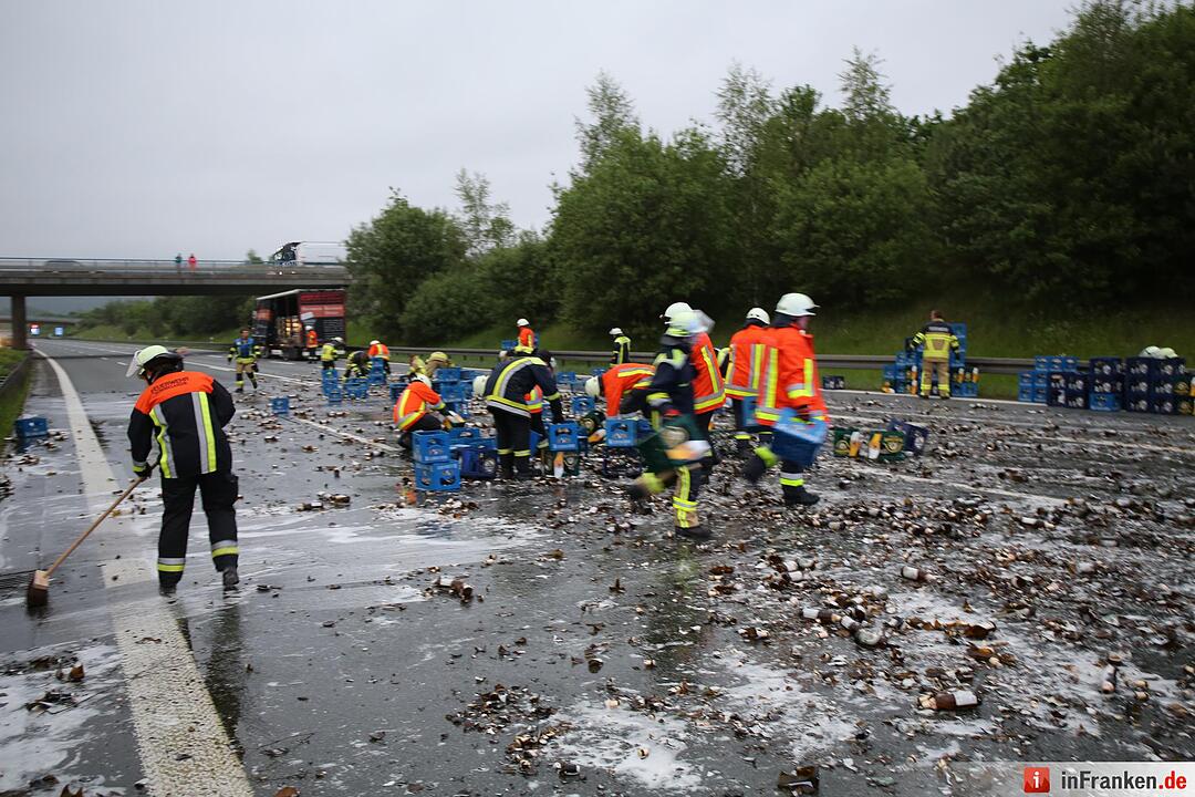 Ladungssicherung bei Getraenkelaster unzureichend - Lkw verliert etwa 200 Bierkaesten auf der Autobahn