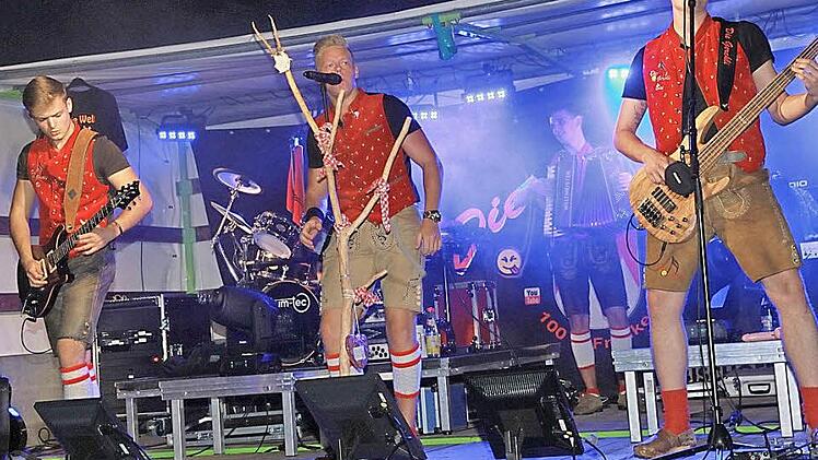Die Baiersdorfer Musikgruppe "Gerchli" spielte für krebskranke Kinder. Fotos: Mathias Erlwein