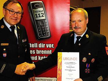 Kreisbrandinspektor Thomas Eyrich (rechts) bekam das Ehrenkreuz in Bronze vom Deutschen Feuerwehr-Verband aus den Händen von Kreisbrandrat (KBR) Benno Metz. Foto: Gerd Schaar