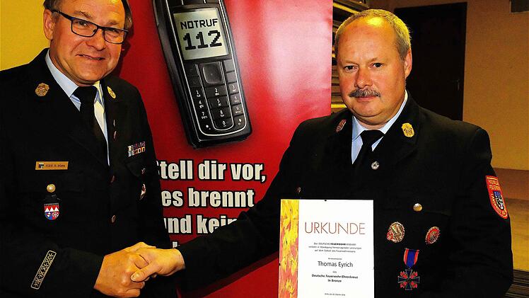 Kreisbrandinspektor Thomas Eyrich (rechts) bekam das Ehrenkreuz in Bronze vom Deutschen Feuerwehr-Verband aus den Händen von Kreisbrandrat (KBR) Benno Metz. Foto: Gerd Schaar