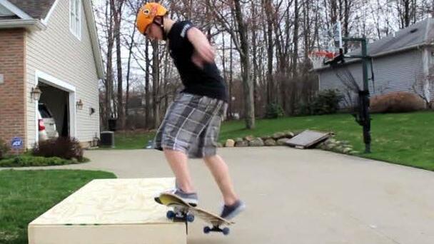 Etwa so sollen die Skateboxen aussehen. Eine Metallkante verhindert eine schnelle Abnutzung. Screenshot: YouTube/Rotation Films Inc.