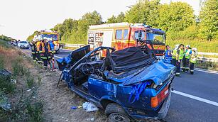 Schwerer Unfall auf A73: Cabrio überschlagen - zwei Menschen schwer verletzt