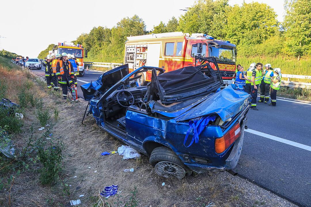 Schwerer Unfall auf A73: Cabrio überschlagen - zwei Menschen schwer verletzt