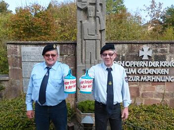 Hermann Desch (links) und Peter Schneider werden sich auch in diesem Jahr  an der Sammlung des Volksbundes Deutsche Kriegsgräberfürsorge beteiligen.  Sie werden an Allerheiligen am Denkmal für die 72 Gefallenen und Vermissten  im Zweiten Weltkrieg am Untererthaler Friedhof um Spenden bitten. Foto:  Edgar Bartl