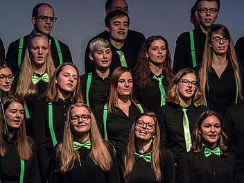 Mitreißend lebendigen Gesang demonstrierte der Coburger Hochschulchor "Die Klangfänger" bei seiner Musik zum Advent unter der Leitung von Moritz Metzner.Foto: Jochen Berger