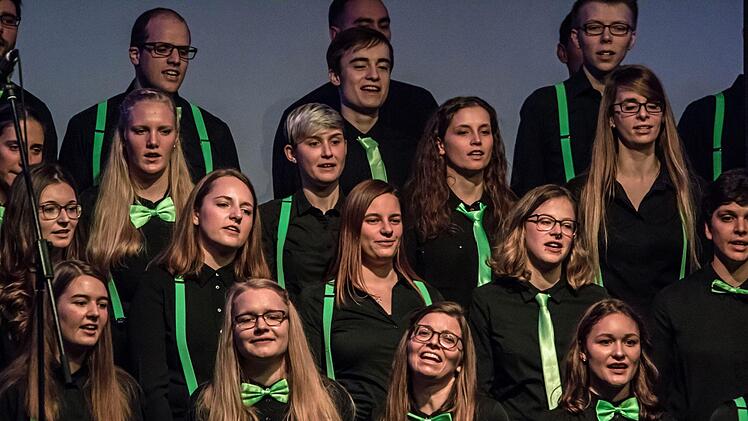 Mitreißend lebendigen Gesang demonstrierte der Coburger Hochschulchor "Die Klangfänger" bei seiner Musik zum Advent unter der Leitung von Moritz Metzner.Foto: Jochen Berger