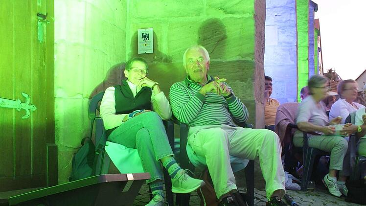 Gotthard Lohmaier und Ehefrau Doris hatten es sich in einer Ecke gemütlich gemacht.    Foto: Manfred Welker