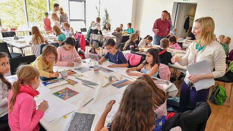 Weltkindertag: Etwa 120 junge Künstler waren am Donnerstag in der Zentralredaktion am Werkeln. Foto: Ronald Rinklef,