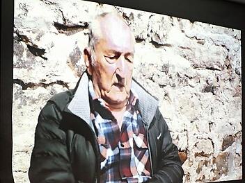 Das Interview mit dem Zeitzeugen Emil Gawronski wurde auf einer Großleinwand gezeigt. Fotos: Manfred Welker