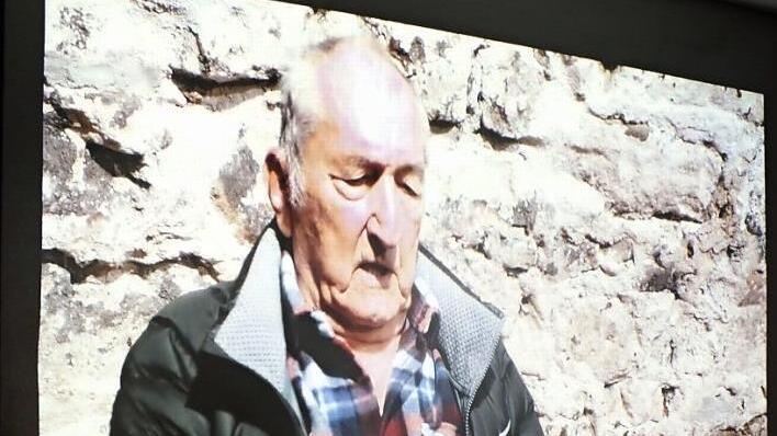 Das Interview mit dem Zeitzeugen Emil Gawronski wurde auf einer Großleinwand gezeigt. Fotos: Manfred Welker